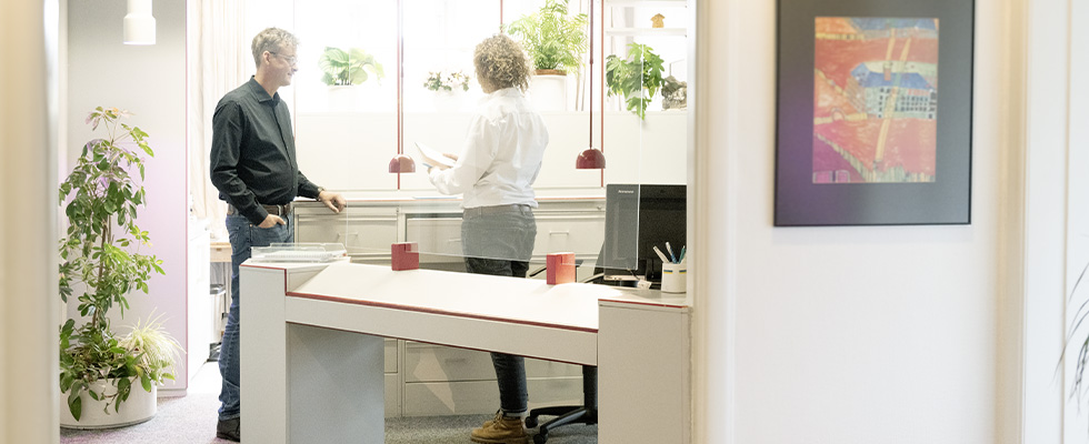 Dr. med. Alexander Luborzewski-Kress und einer Medizinische Fachangestellten am Empfang