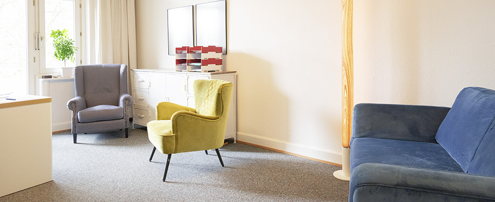 Arztzimmer mit gemuetlichen Sesseln und Sofa