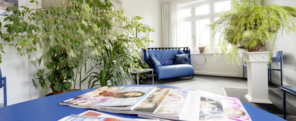 Wartezimmer mit Sitzgelegenheiten und Zeitschriften